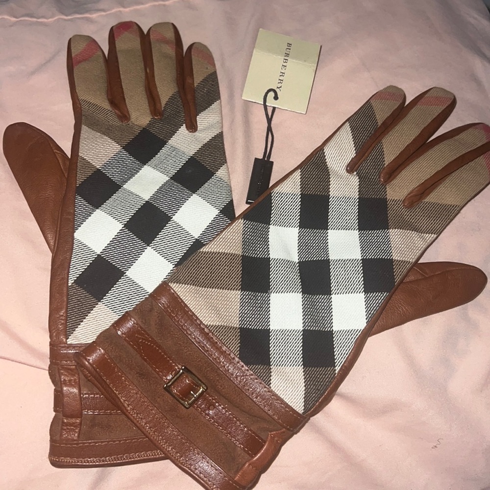 Never been worn Burberry gloves size 7 1/2